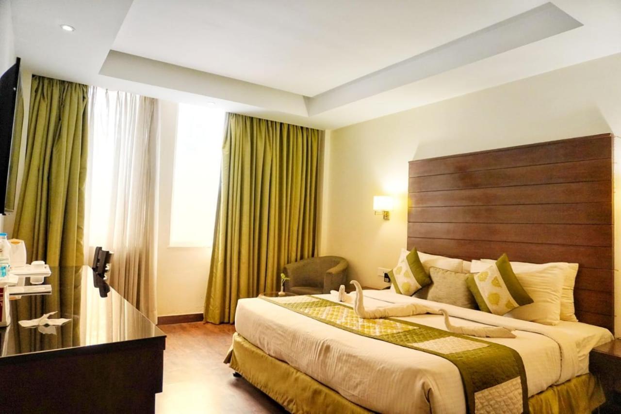 Hotel Aravali Heights Alwar Exteriör bild